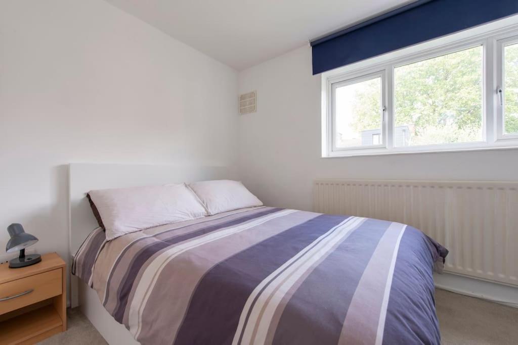 Vakantiehuis Lovely 2-bed 15 Minutes To *