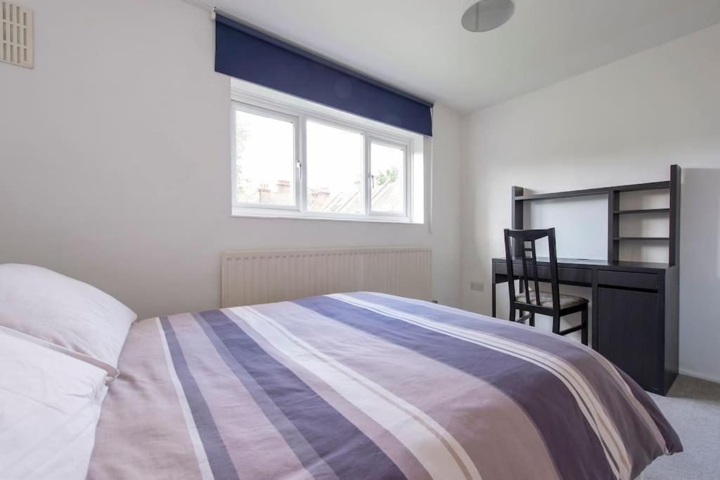 Vakantiehuis Lovely 2-bed 15 Minutes To