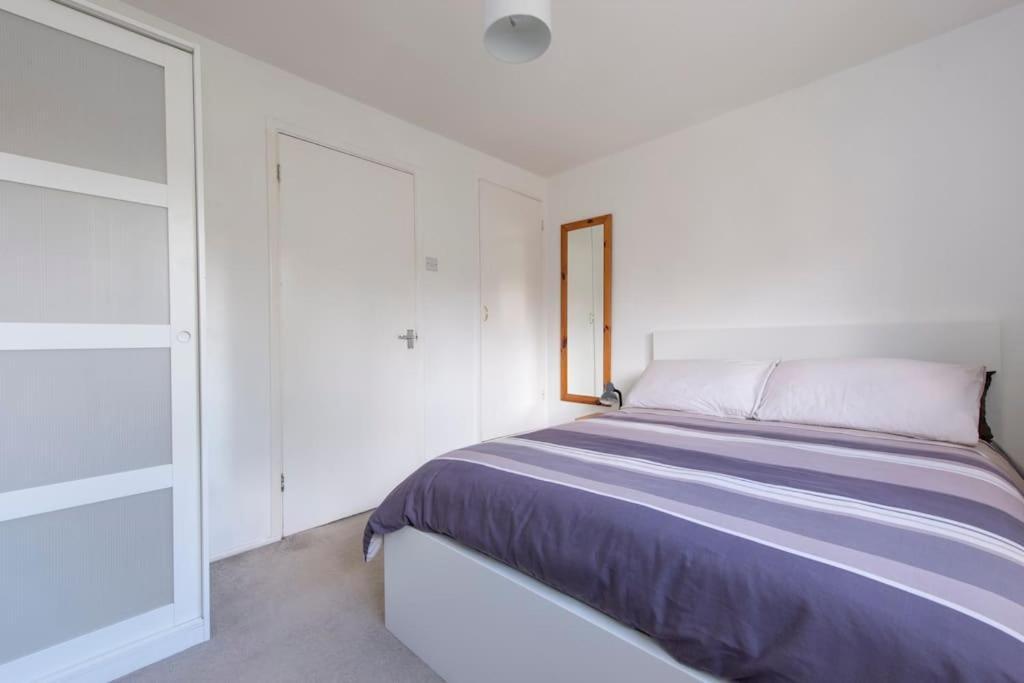 Vakantiehuis Lovely 2-bed 15 Minutes To *