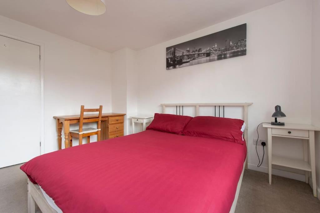 Vakantiehuis Lovely 2-bed 15 Minutes To