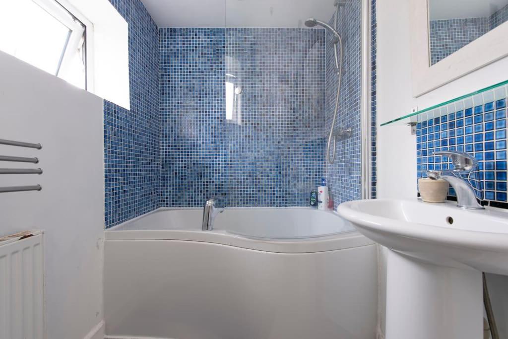 Lovely 2-bed 15 Minutes To Vakantiehuis *