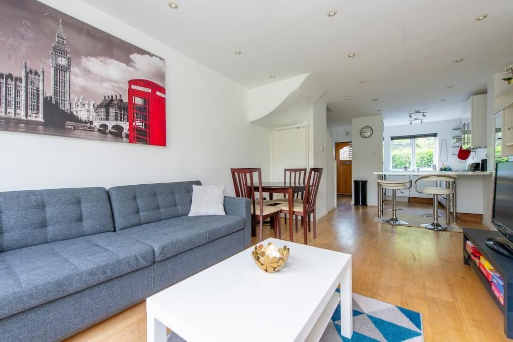 Vakantiehuis Lovely 2-bed 15 Minutes To